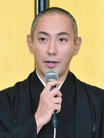 海老蔵 残酷だ 涙がでた 妻亡くした夫の思い 岡江久美子さんの遺骨を大和田獏さんが受け取る姿に 中日スポーツ 東京中日スポーツ