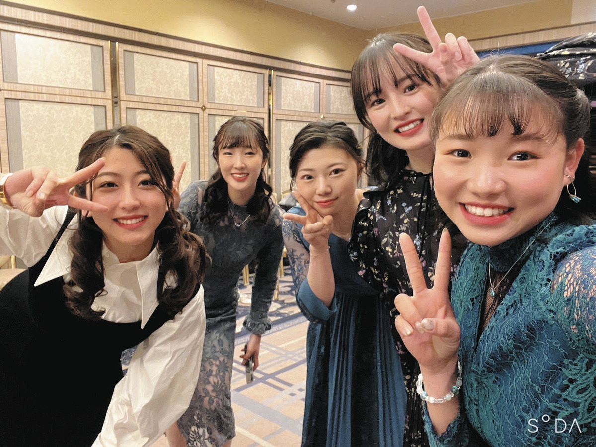 ◇今村聖奈ら、ドレスアップした女性騎手が藤田菜七子を祝福【写真】：中日スポーツ・東京中日スポーツ