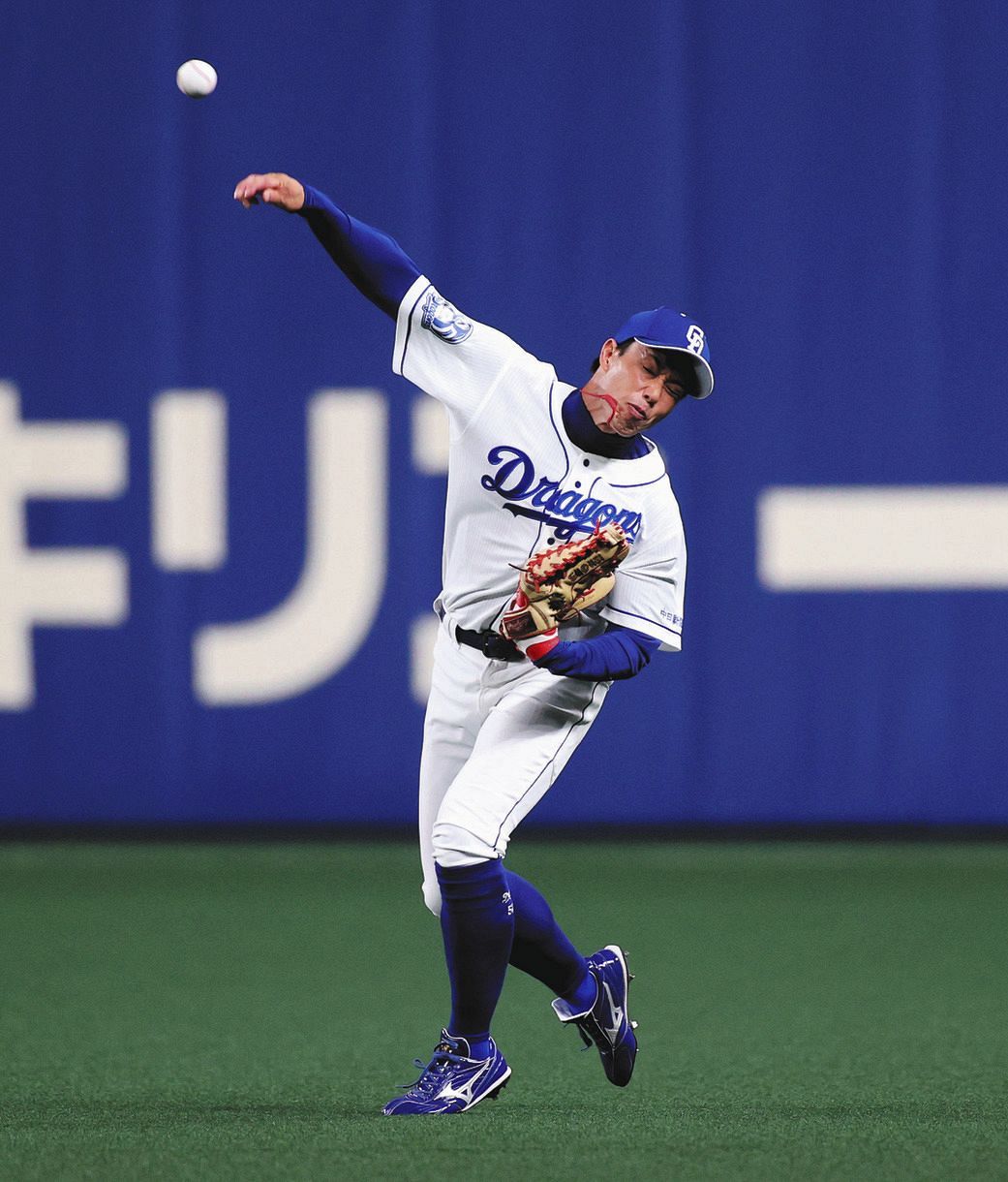 中日】加藤翔平バズーカだ！右翼からの好返球で生還を阻止 本家・加藤