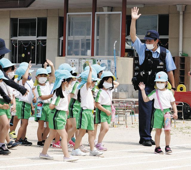 横断歩道、左右確認しよう 彦根・みどり幼稚園で交通安全教室：中日新聞Web