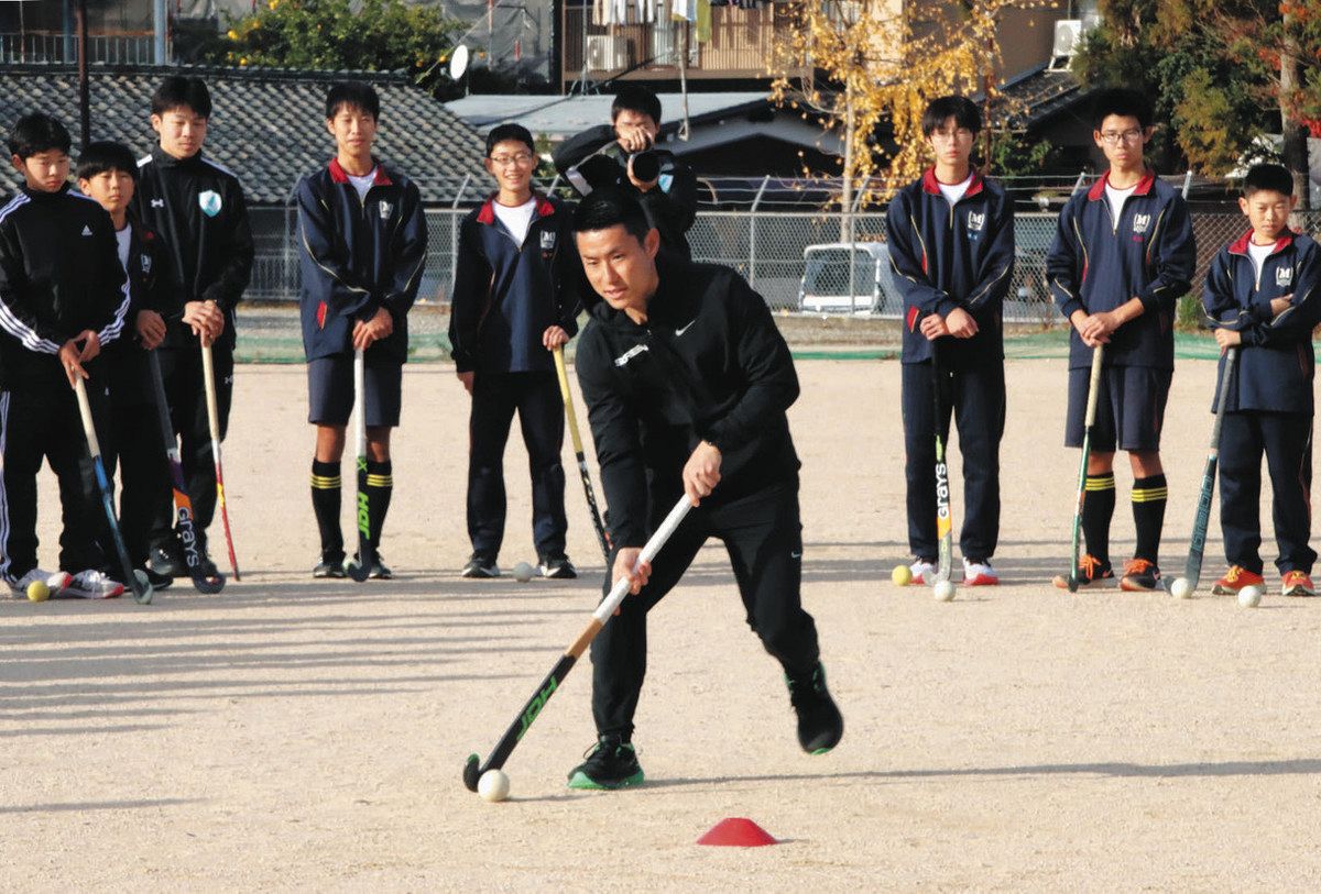 ホッケー技術を実践的に指導 彦根翔西館高でBS滋賀・山崎選手 ：中日 