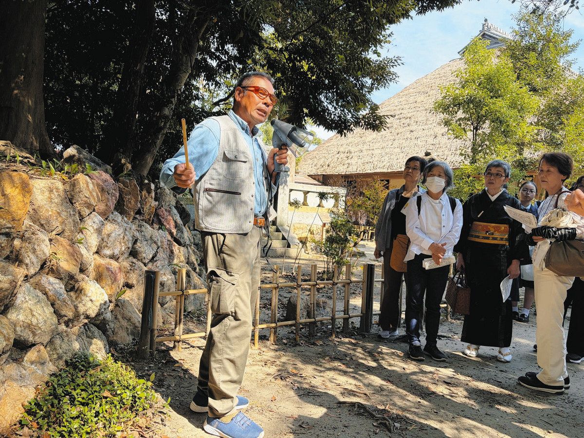 立身出世を願って造られた昇龍庭を解説する大井さん（左）＝浜松市中央区の中村家住宅で
