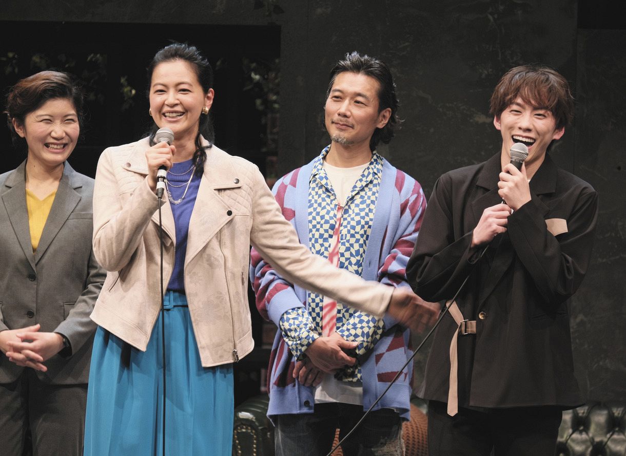 報道陣の質問に答える（左端から）異儀田夏葉、黒谷友香、古屋隆太、基俊介