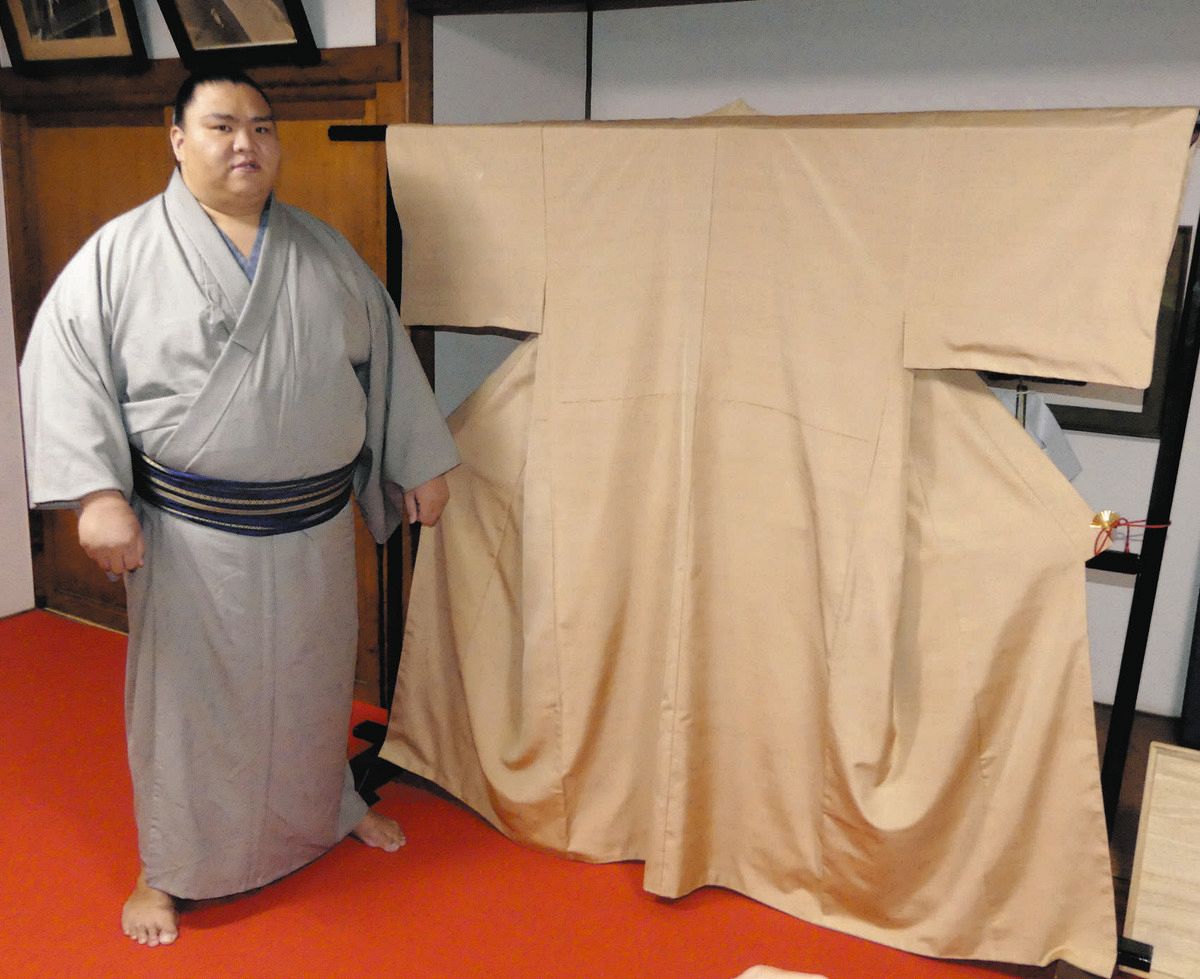 大相撲】御嶽海に地元長野から特製の着物贈呈 木曽ヒノキで染めた