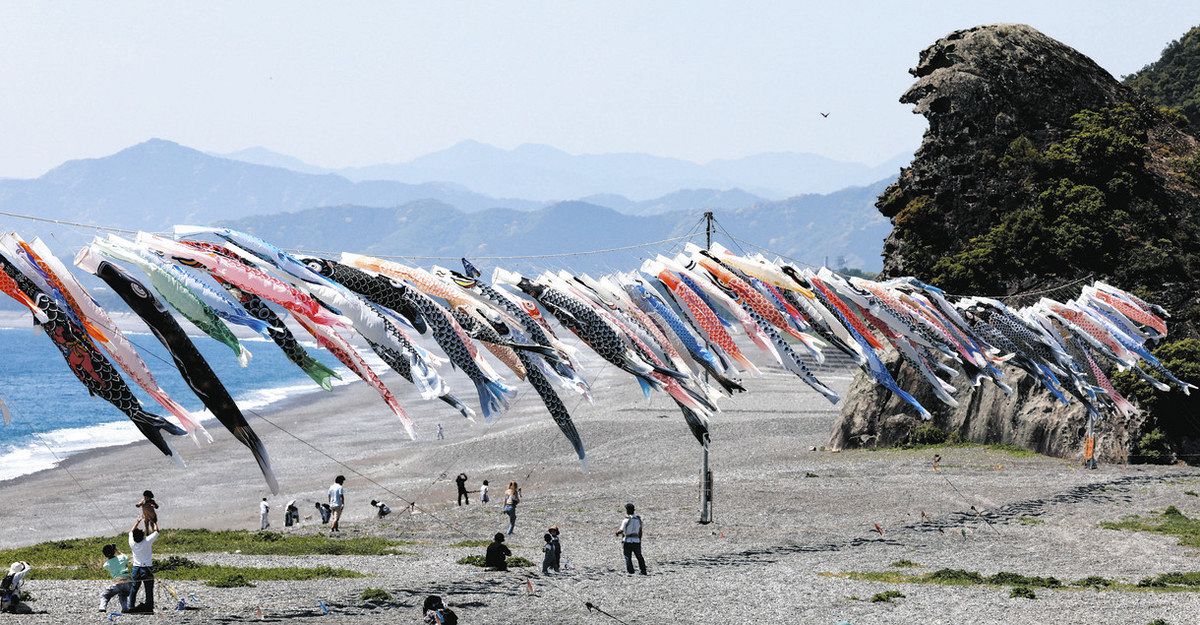 泳げ！鯉のぼりくん 26日から七里御浜海岸で開催：中日新聞Web