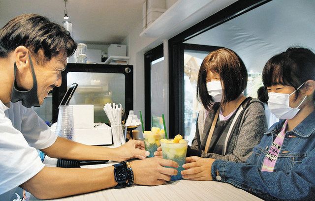 選手の接客やミニゲームも楽しむ 武生にユナイテッド カフェオープン 中日新聞web