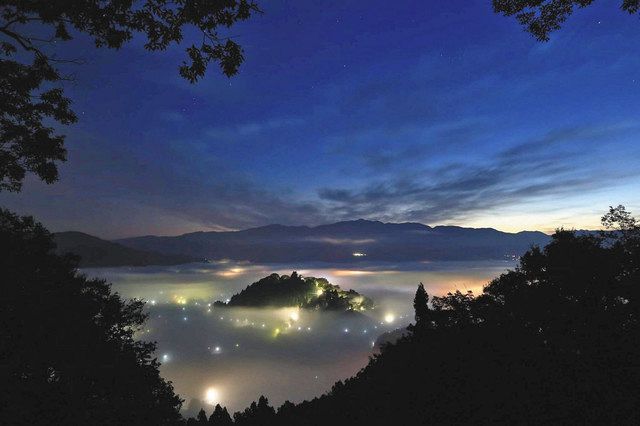 暗闇の雲海に 天空の城 現る 越前大野城 中日新聞web
