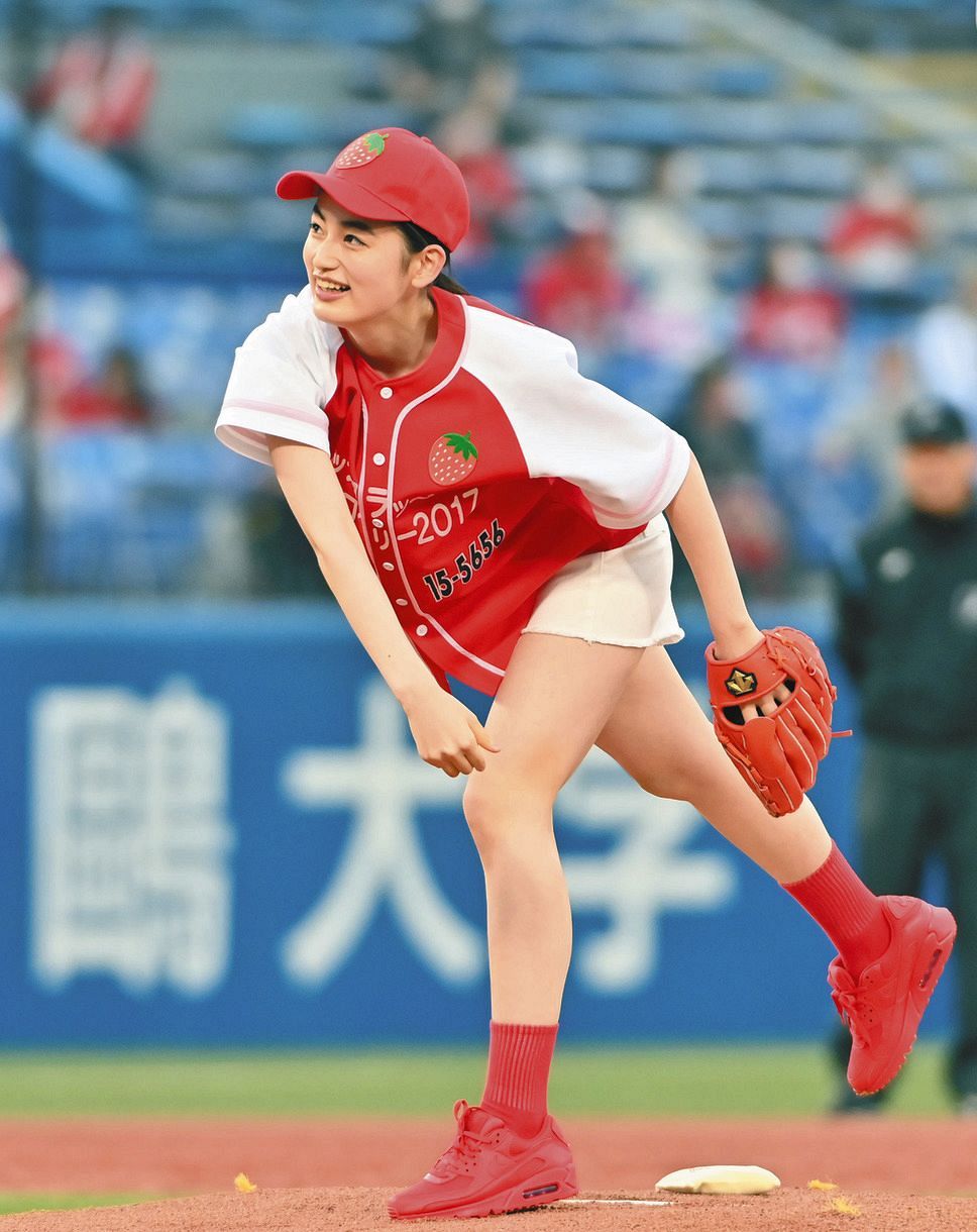 19歳の八木莉可子、ヤクルト―広島戦始球式に登場 お父さんとキャッチ