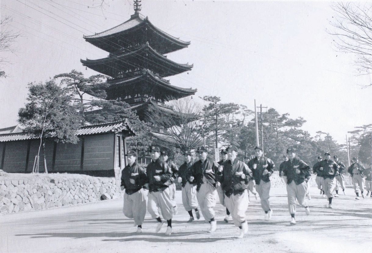 １９５５年２月、初の日本一を達成した翌年の奈良キャンプ。（左から）徳永、土屋、河合ら。