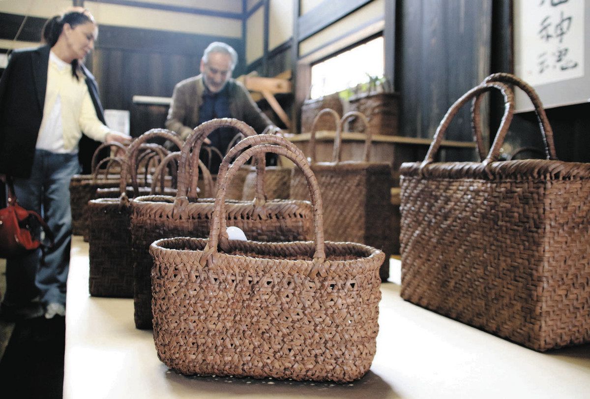 輝く高品質な 洋も和も合う つる工芸品 かごバッグなど120点：北陸 東山で展示 バッグ