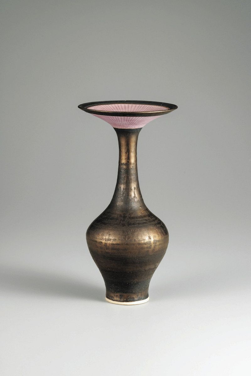 ルーシー・リー展】＜4＞《ブロンズ釉花器》 フォルムの美 際立つ