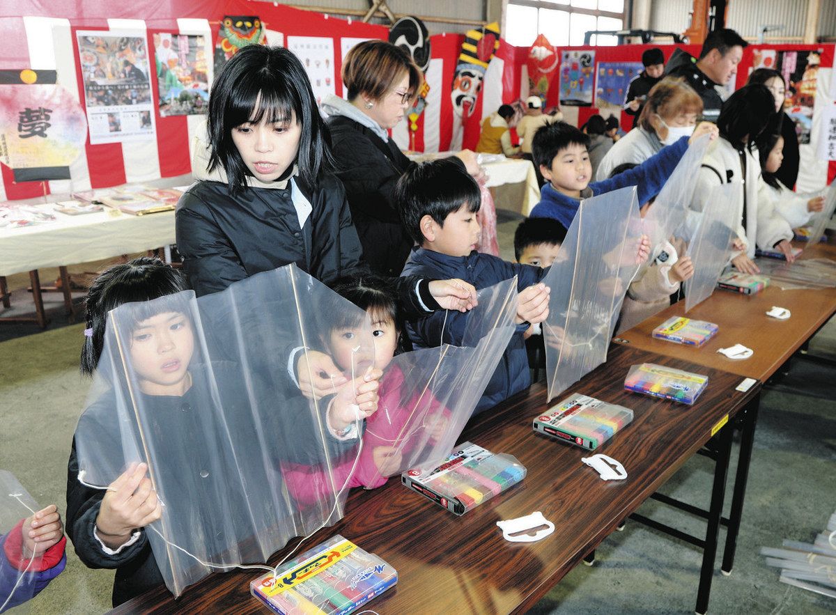 凧作り、親子思い思いに 掛川・遠州横須賀凧揚げまつりで：中日新聞