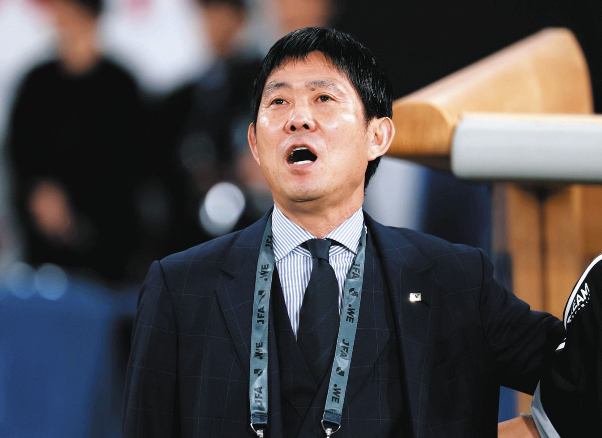 国歌斉唱する森保監督
