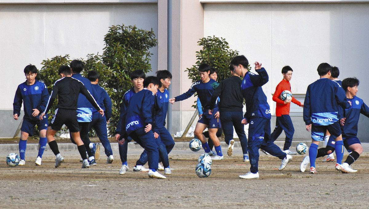 能登を思い 射水に立つ 七尾・鵬学園高サッカー部 練習再開：北陸中日