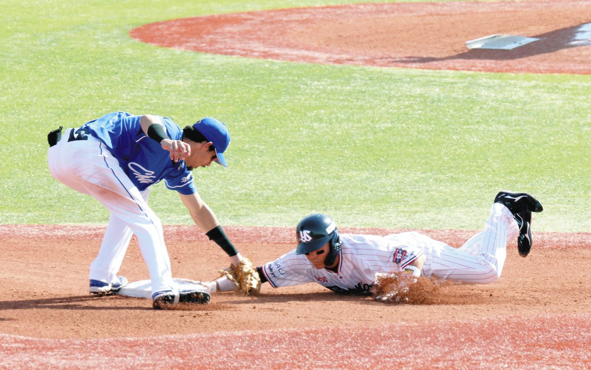 涌井のけん制でアウトになる二走中村。左は遊撃手・ロドリゲス