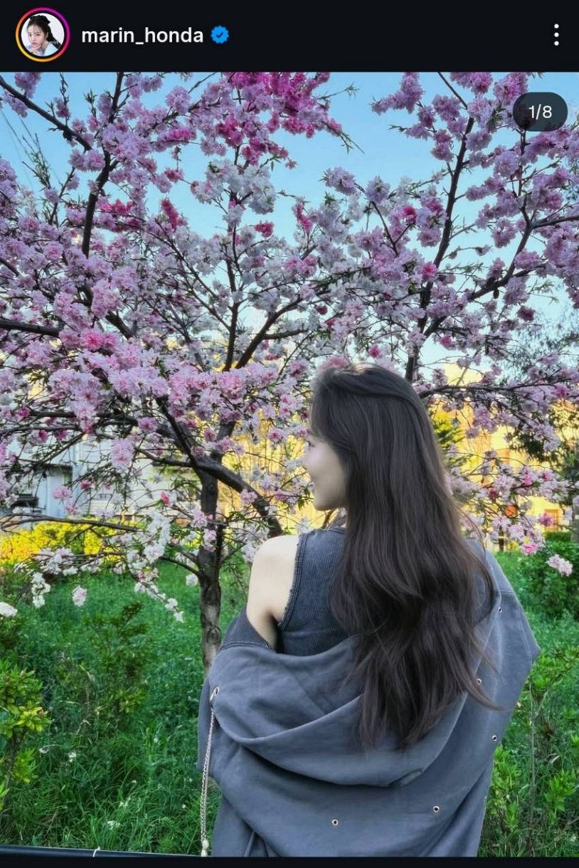 実際の投稿】本田真凜さん、桜の花びらがついたようなズボンの黒コーデ