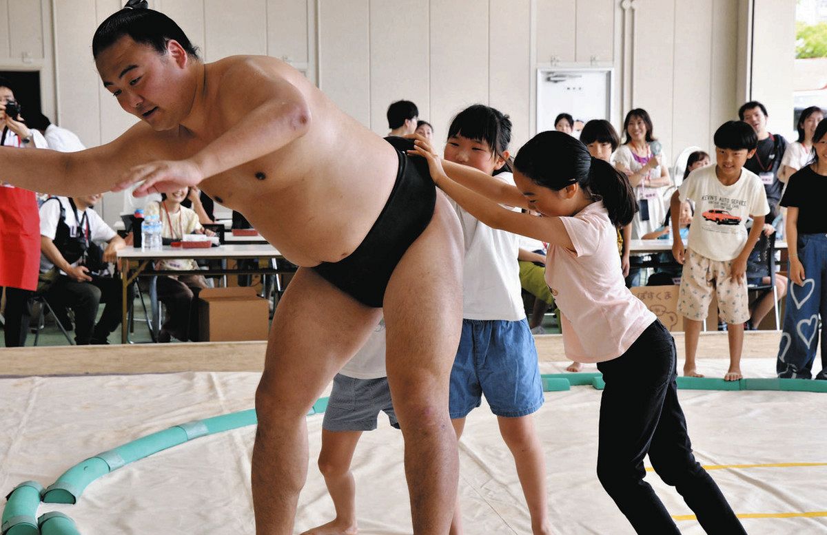 どすこい！お相撲さん強い 名古屋・露橋小児童ら八角部屋力士と