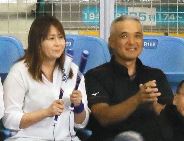 回表を三者凡退に抑えた勝野を見て喜ぶ父・幸水さんと母・早紀さん＝2019年5月17日、ナゴヤドームで