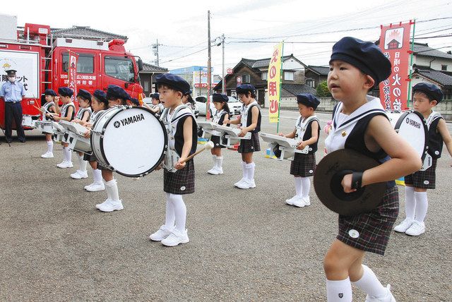 鼓笛セット ありがとう」 羽咋郡市消防本部 幼稚園クに贈る：北陸中日