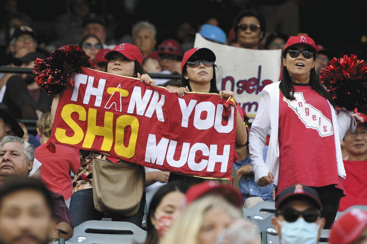 エンゼルスの本拠地最終戦で感謝の幕を掲げて大谷翔平を応援するファン（ＡＰ）