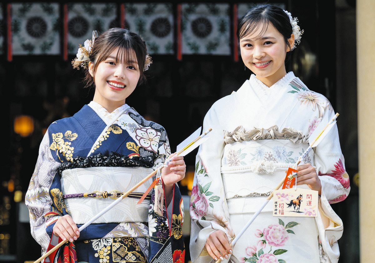 林芽亜里、松田実桜が晴れ着姿で成人祈願 サンミュージック岡博之社長