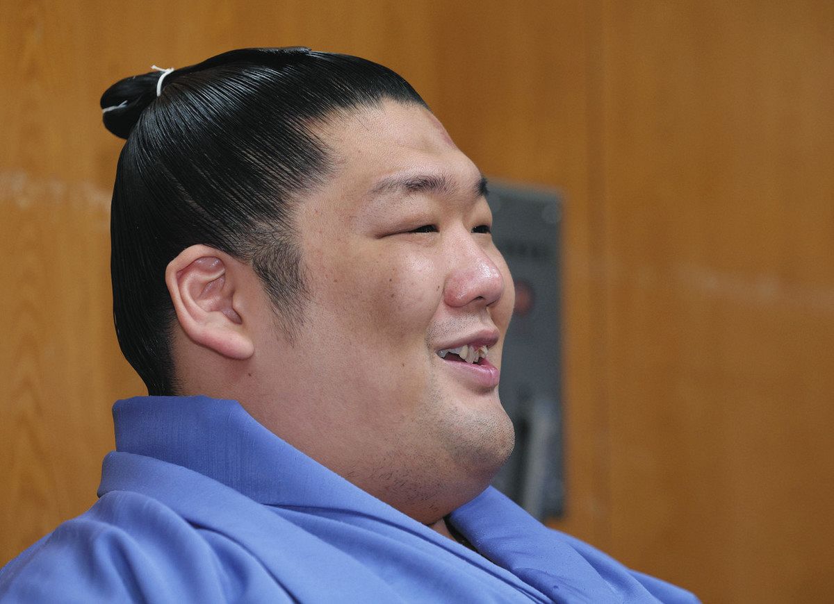 新入幕優勝から一夜明け、記者会見で笑顔を見せる尊富士＝大阪市東成区で
