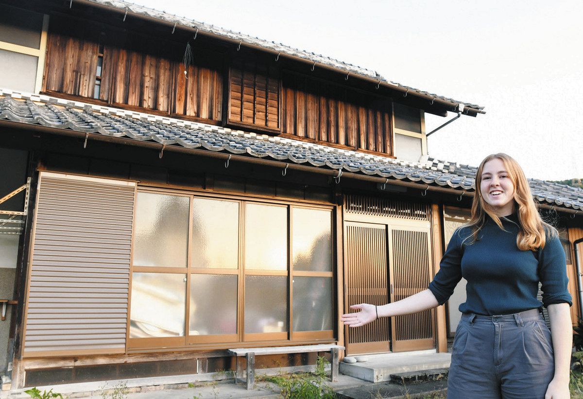空き家だった建物に住みながら、研究を進めるジュリさん＝本巣市法林寺で