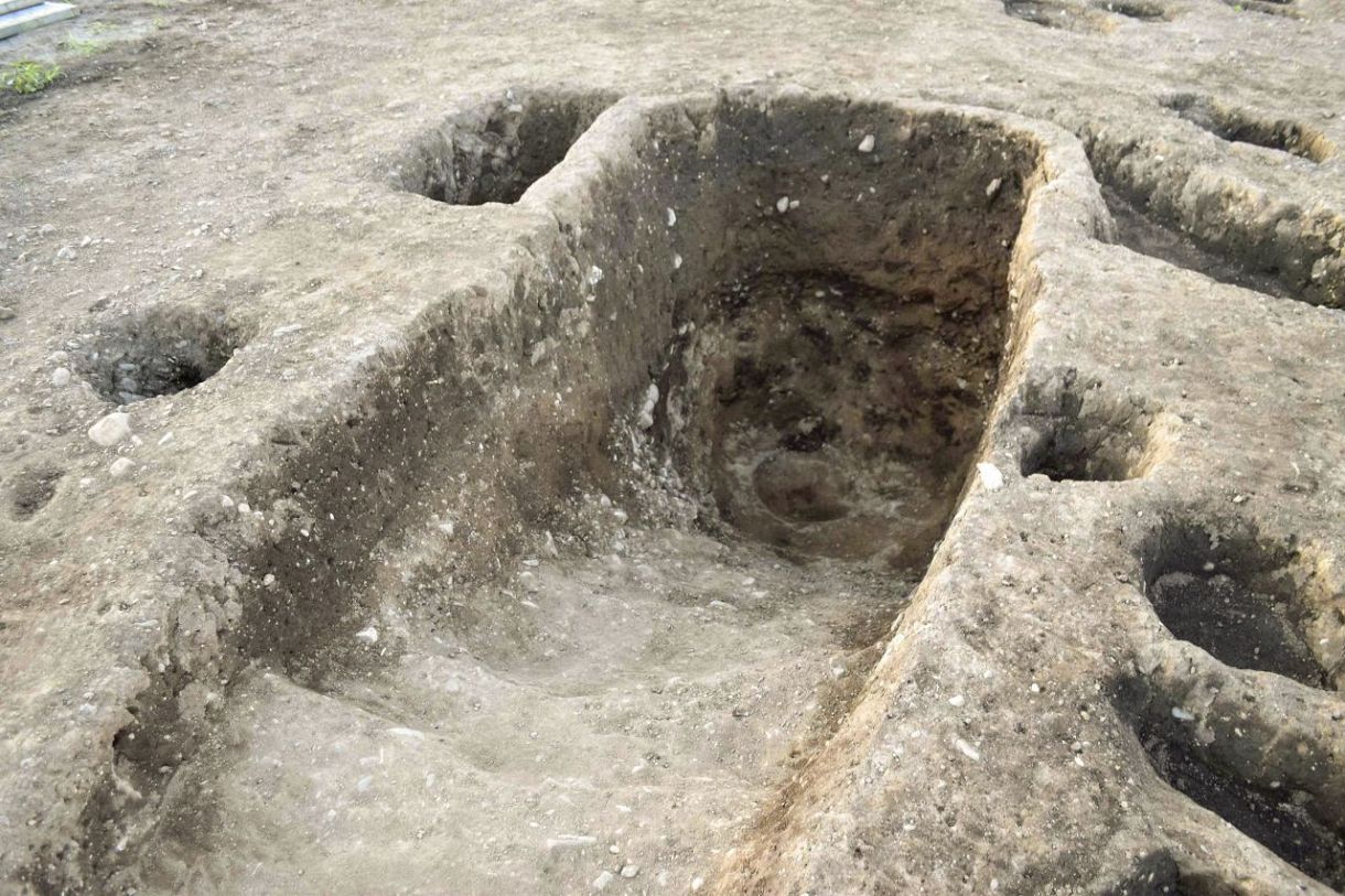 弥生期最大級の門柱跡発見 神宿る山へ、祭祀の象徴か：中日新聞Web