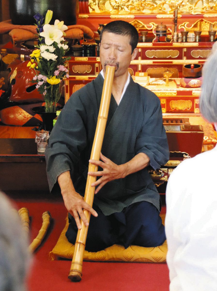 遠藤さんの温かい音色 高森・瑠璃寺で尺八演奏会：中日新聞Web
