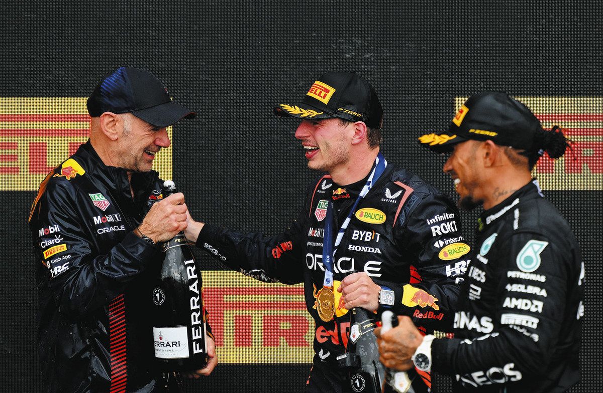 昨年のカナダGP表彰台で、優勝したマックス・フェルスタッペン（中）と喜び合うニューウェイ責任者（左）。右は3位だったメルセデスのハミルトン