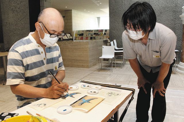 神戸さん（右）の指導を受けながら絵を描くワークショップの参加者＝岐阜市宇佐の県美術館で 