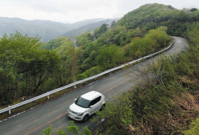 霧の中 山頂を目指す 伊吹山ドライブウェイ 今季全線営業開始 中日新聞web