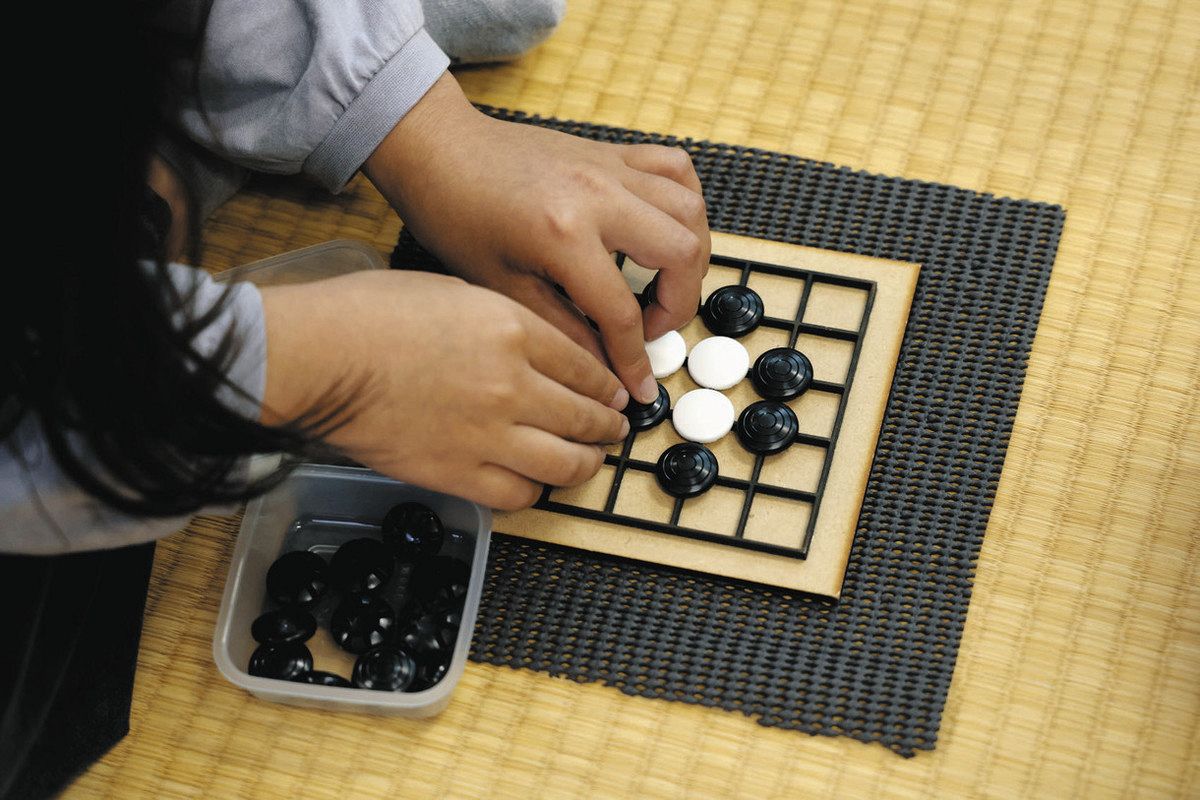 触って楽しむ碁石の動き 津の県立盲学校に「アイゴ」寄贈：中日新聞Web