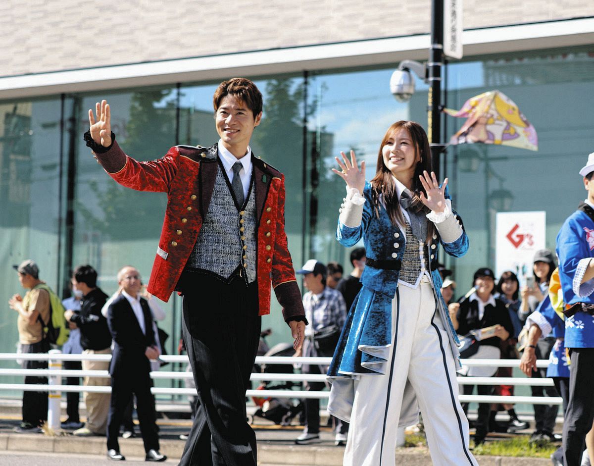 沿道の声援に応える辻本さん（左）と松井さん＝春日井市鳥居松町で