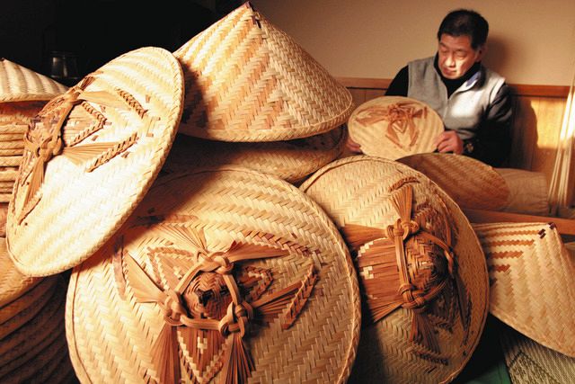 伝統工芸品の宮笠作りが最盛期 高山の問坂さん「雪よけに」：中日新聞Web