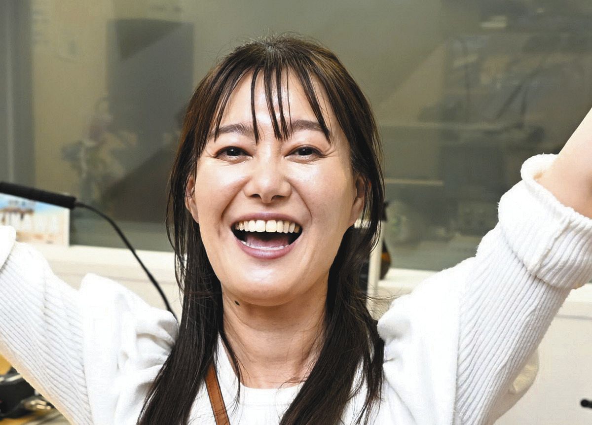 元NHKキャスター、いつもと違って赤い！太い！目立つ「たすき」風、珍