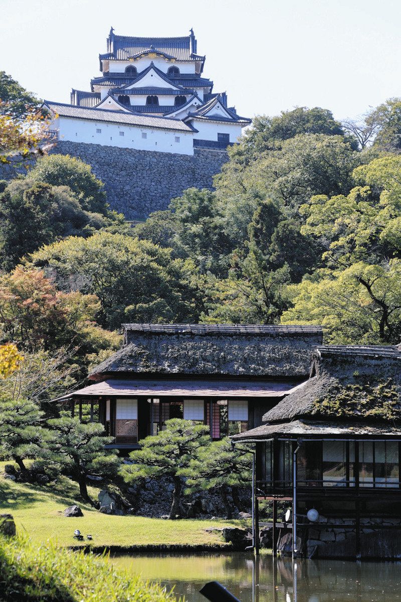 玄宮園にたたずむ鳳翔台＝彦根市で
