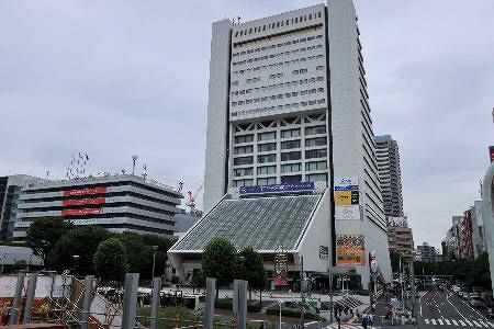 中央線8番ホームから当たり前のように見えていた中野サンプラザ