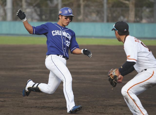 ５回表２死三塁、石垣が右翼線に適時三塁打を放ち滑り込む