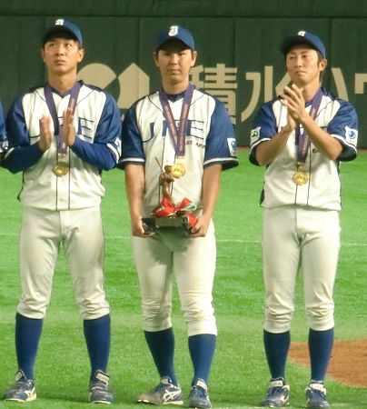 都市対抗野球の表彰式で、橋戸賞のトロフィーを持つＪＦＥ東日本・須田（中央）