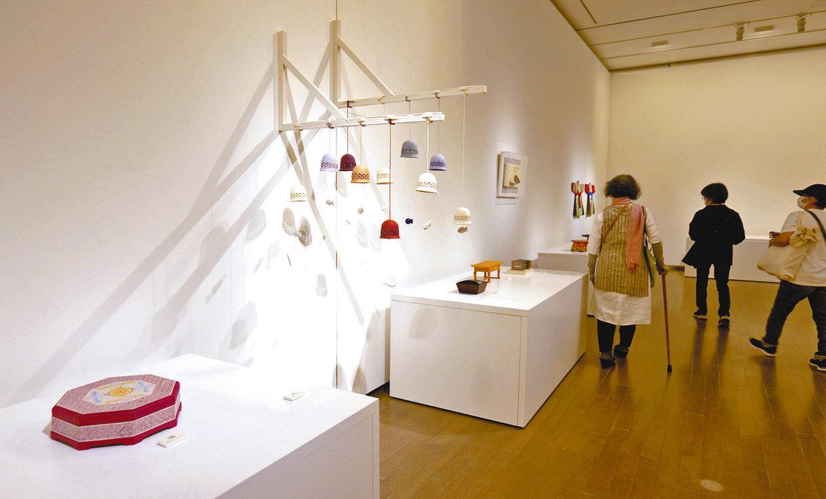 韓紙」生かした 全州の工芸 21世紀美術館で展示会開幕：北陸中日新聞Web
