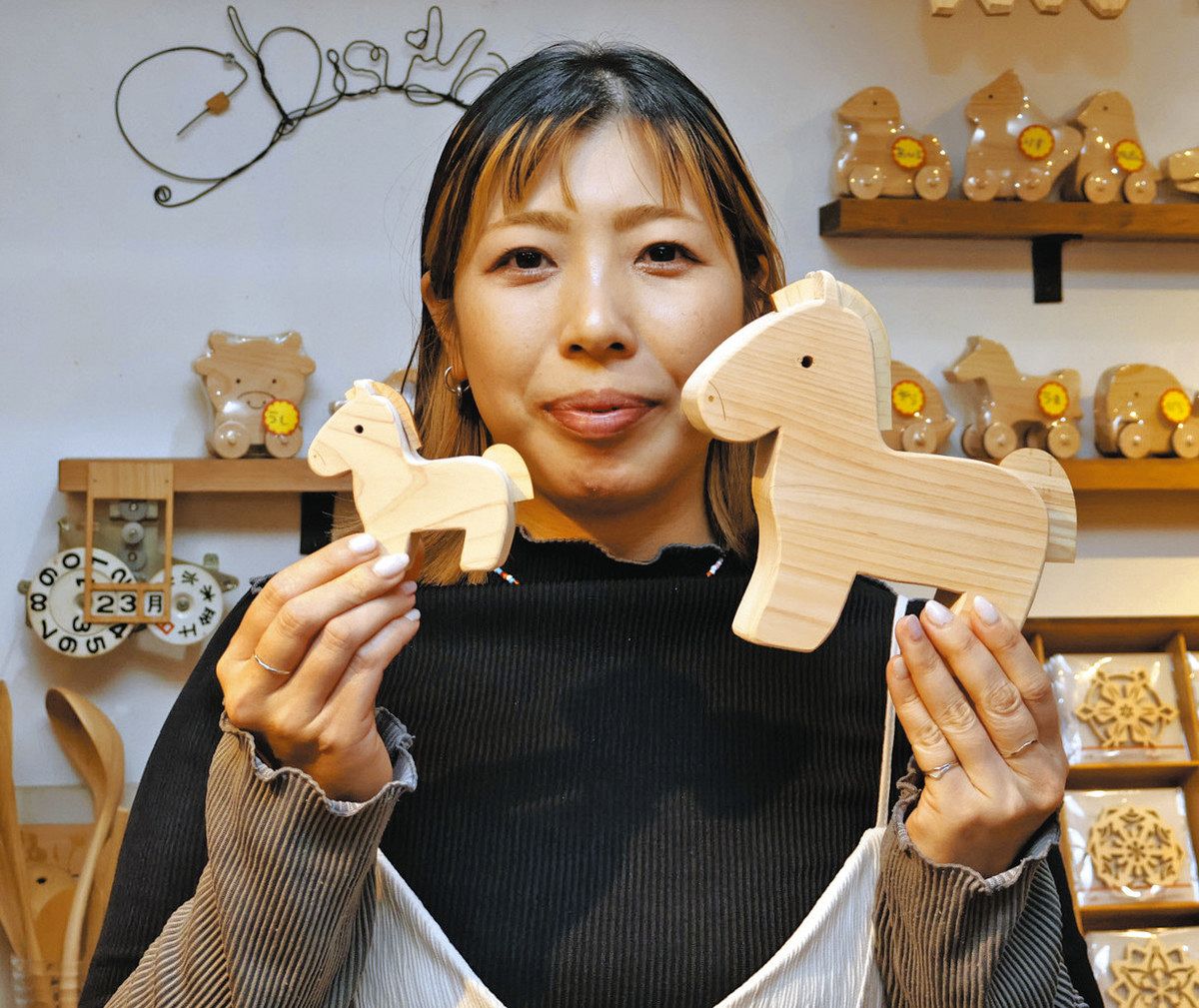 ヒノキ置物 ヒノキ間伐材の干支スタンド – サステナブルな木製記念品・ノベルティ