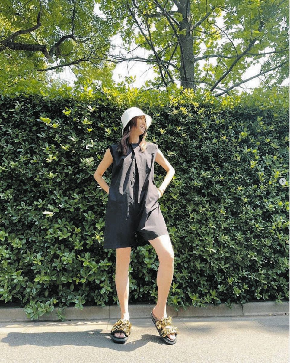 ◇hitomi、アラフィフ48歳の歌姫の美脚！【写真】：中日スポーツ・東京