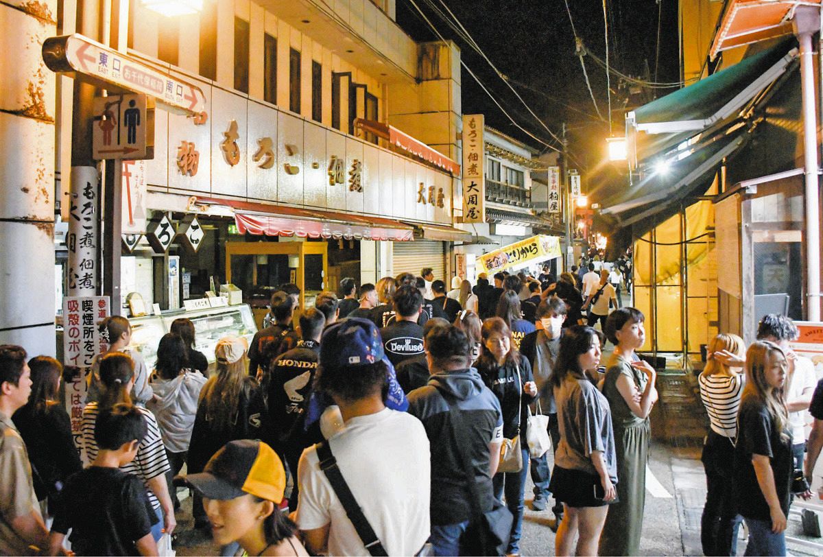 ありがたいけど迷惑行為が…若者急増の千代保稲荷神社の夜のお参り  