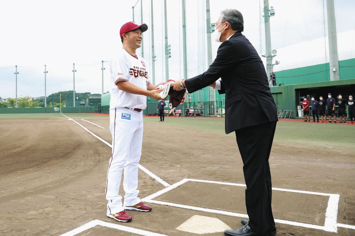 【楽天2軍】イースタン・リーグ優勝ペナントを授与される：中日スポーツ・東京中日スポーツ