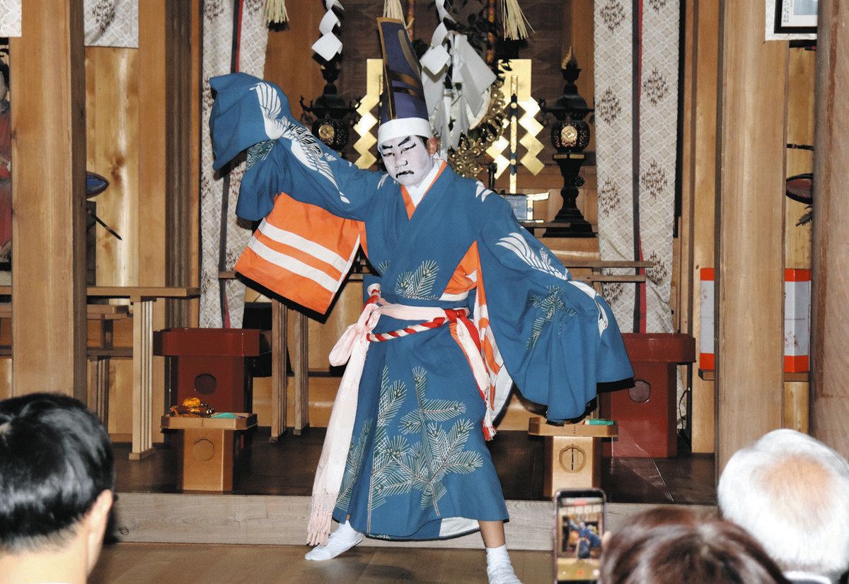三番叟」中能登中の若狭さんキリッ 能登比咩神社で神事舞披露：北陸中