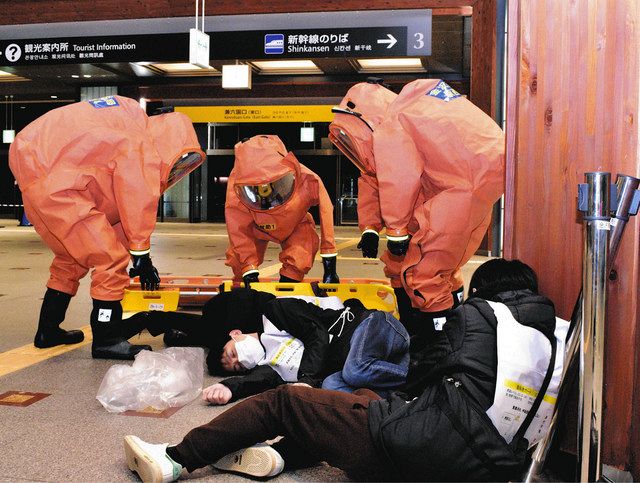 テロ」から客を守れ 金沢駅、新幹線車内 G7会合控え訓練：北陸中日