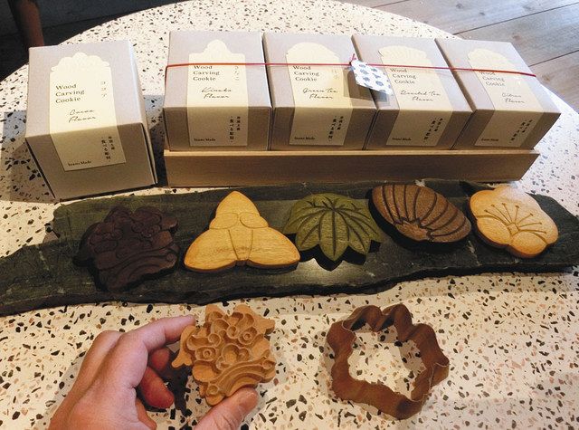 井波土産に 彫刻クッキー 彫刻師が彫った木型で作る：北陸中日新聞Web