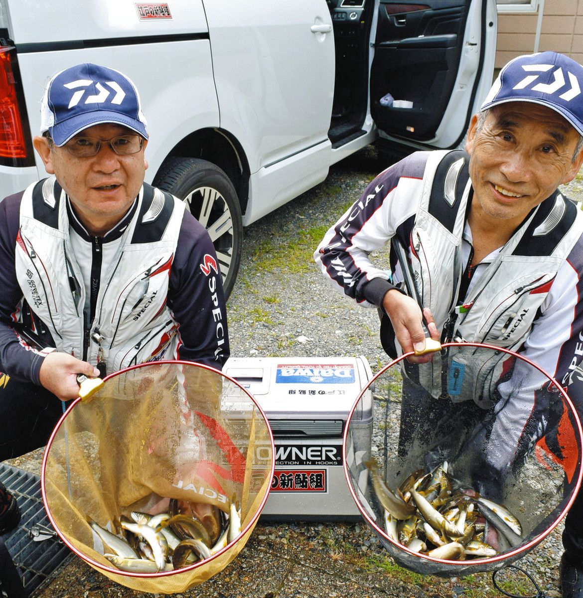 ２人で８２匹掛けた長塚さん（右）と小室さん
