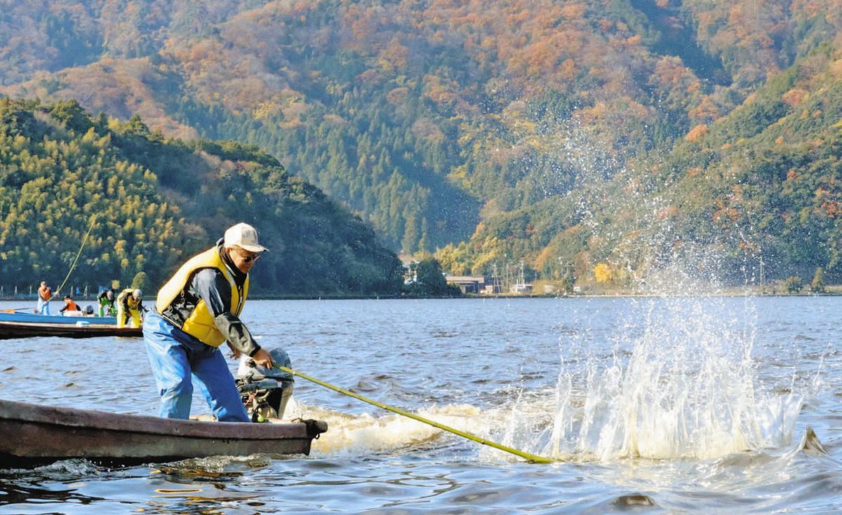 眠りから覚ますバシャン、バシャン 福井県若狭町で「たたき網漁